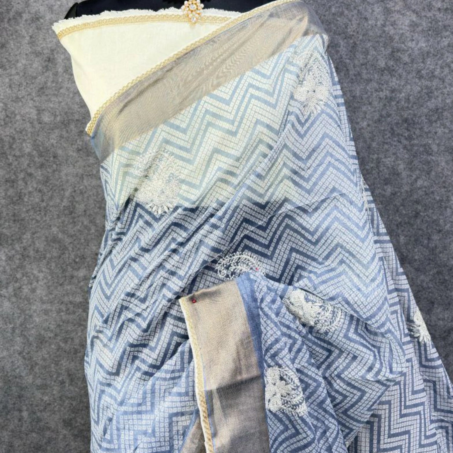 Pure Span Cotton Saree with Floral Embroidery & Zigzag Print