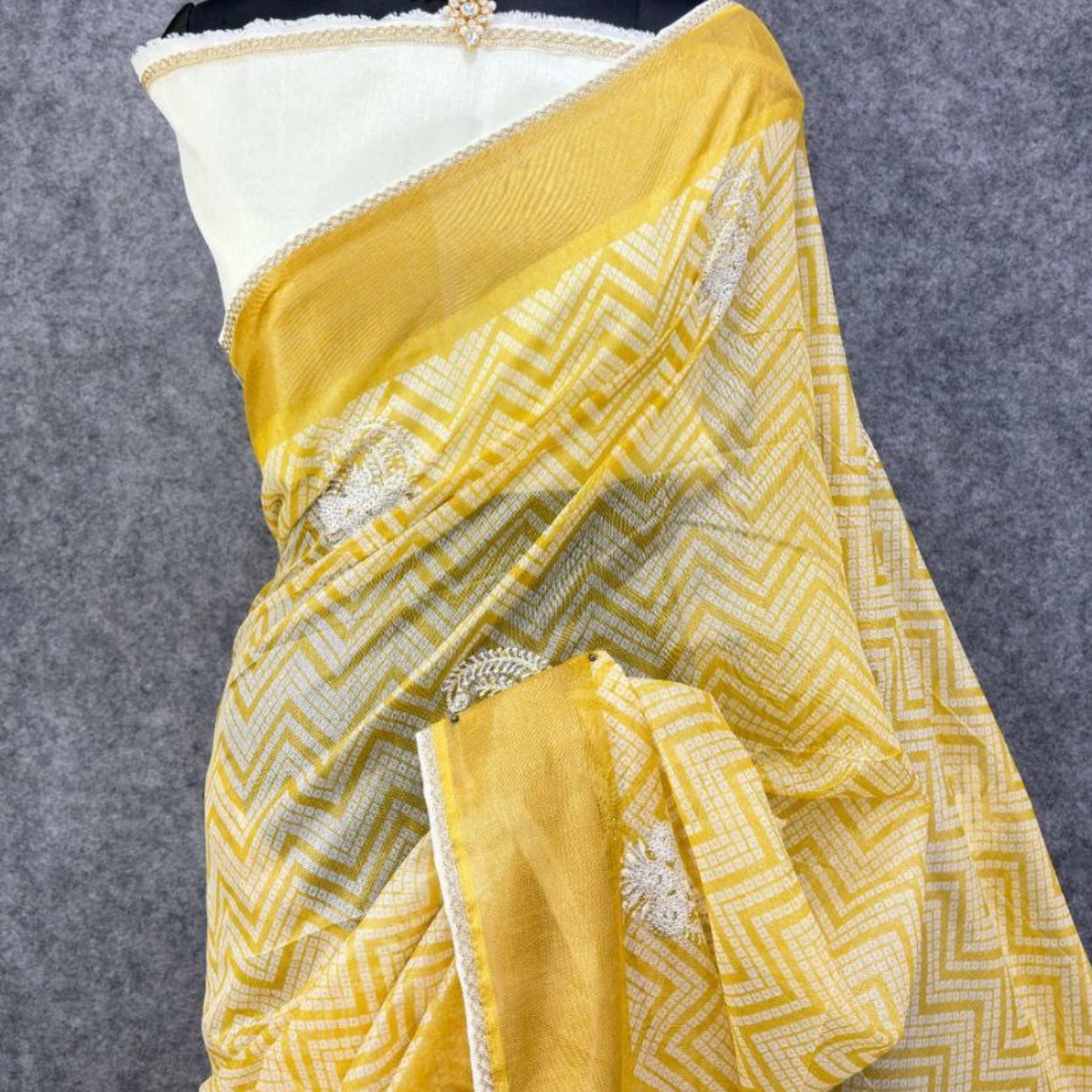 Pure Span Cotton Saree with Floral Embroidery & Zigzag Print