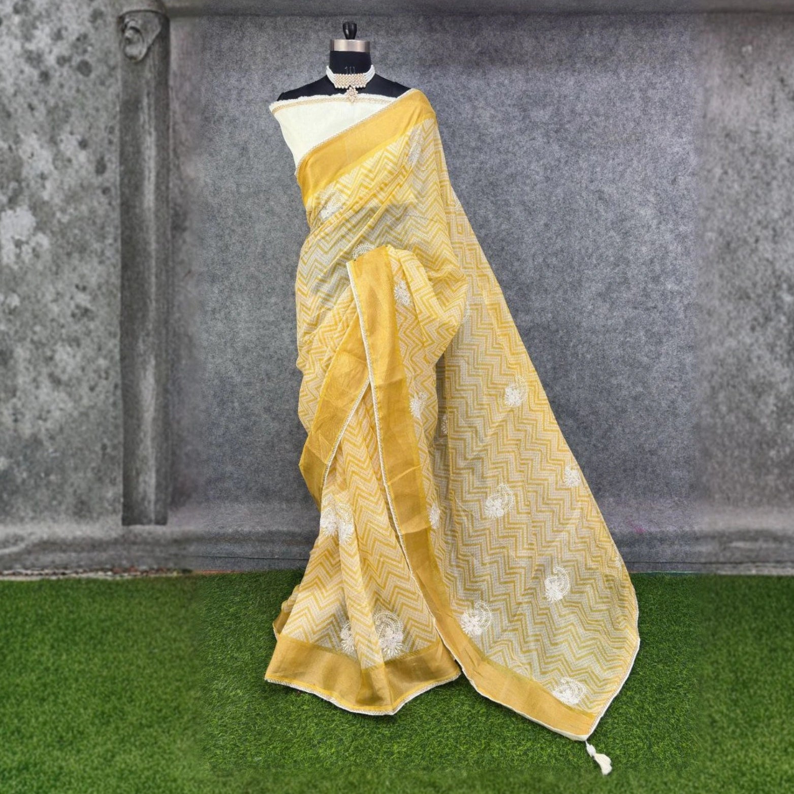 Pure Span Cotton Saree with Floral Embroidery & Zigzag Print