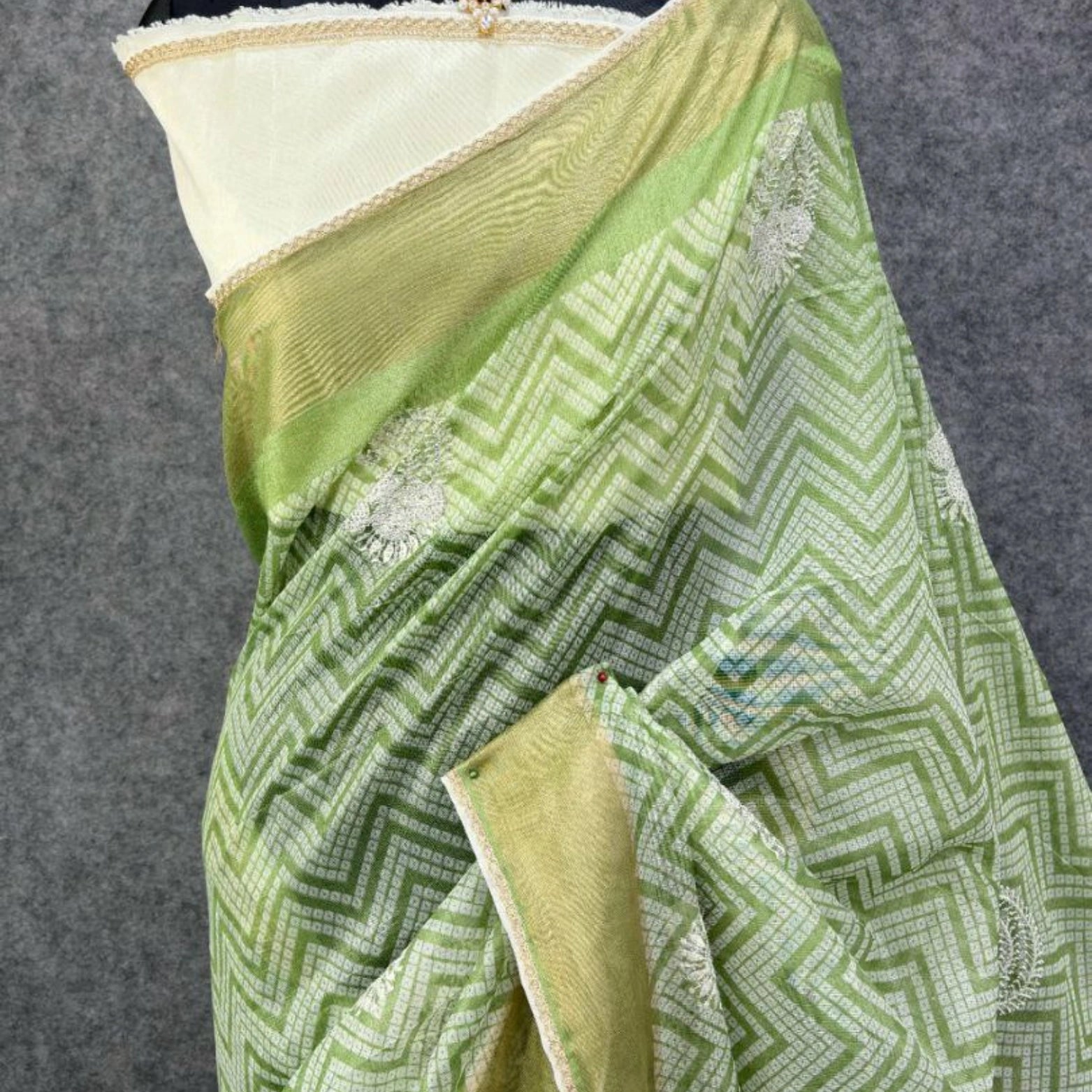 Pure Span Cotton Saree with Floral Embroidery & Zigzag Print