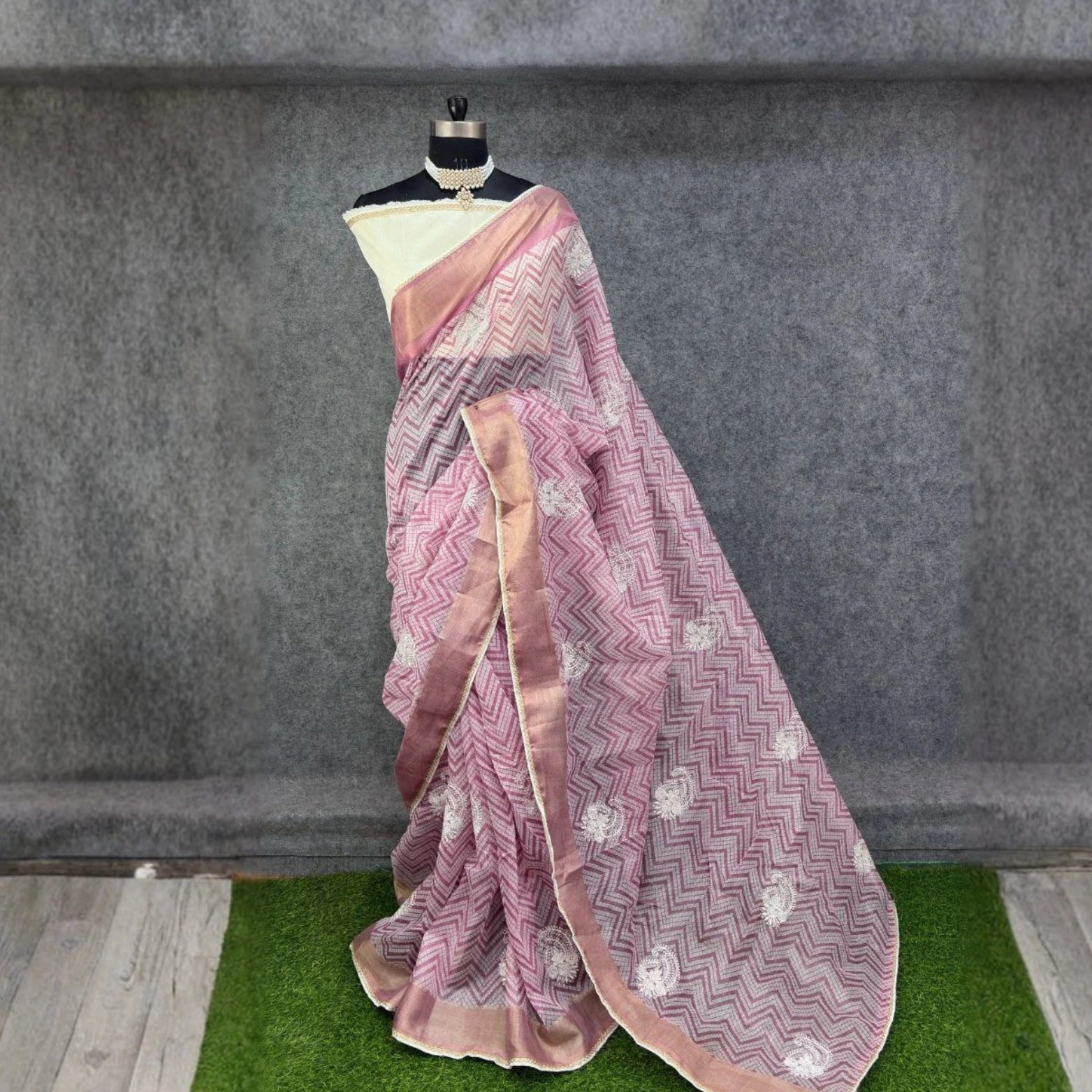 Pure Span Cotton Saree with Floral Embroidery & Zigzag Print