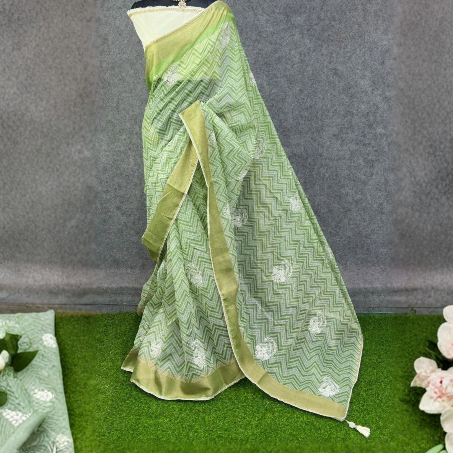 Pure Span Cotton Saree with Floral Embroidery & Zigzag Print