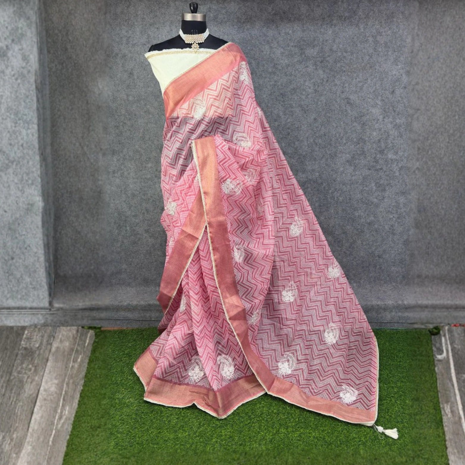 Pure Span Cotton Saree with Floral Embroidery & Zigzag Print